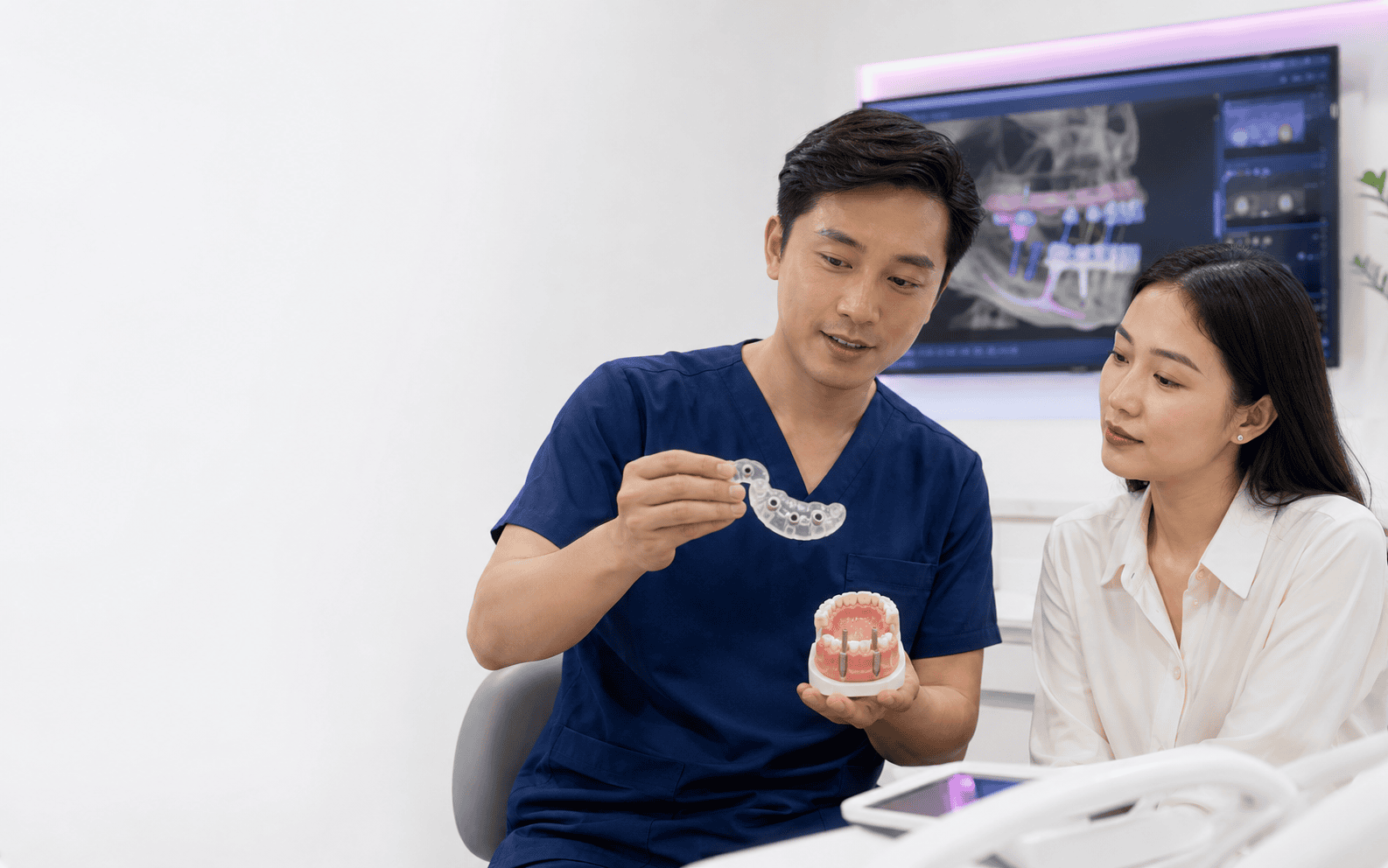 Máng hướng dẫn phẫu thuật Implant. Tìm hiểu 6 trường hợp nên sử dụng máng hướng dẫn phẫu thuật Implant, lợi ích, giới hạn và quy trình lập kế hoạch cấy ghép kỹ thuật số.